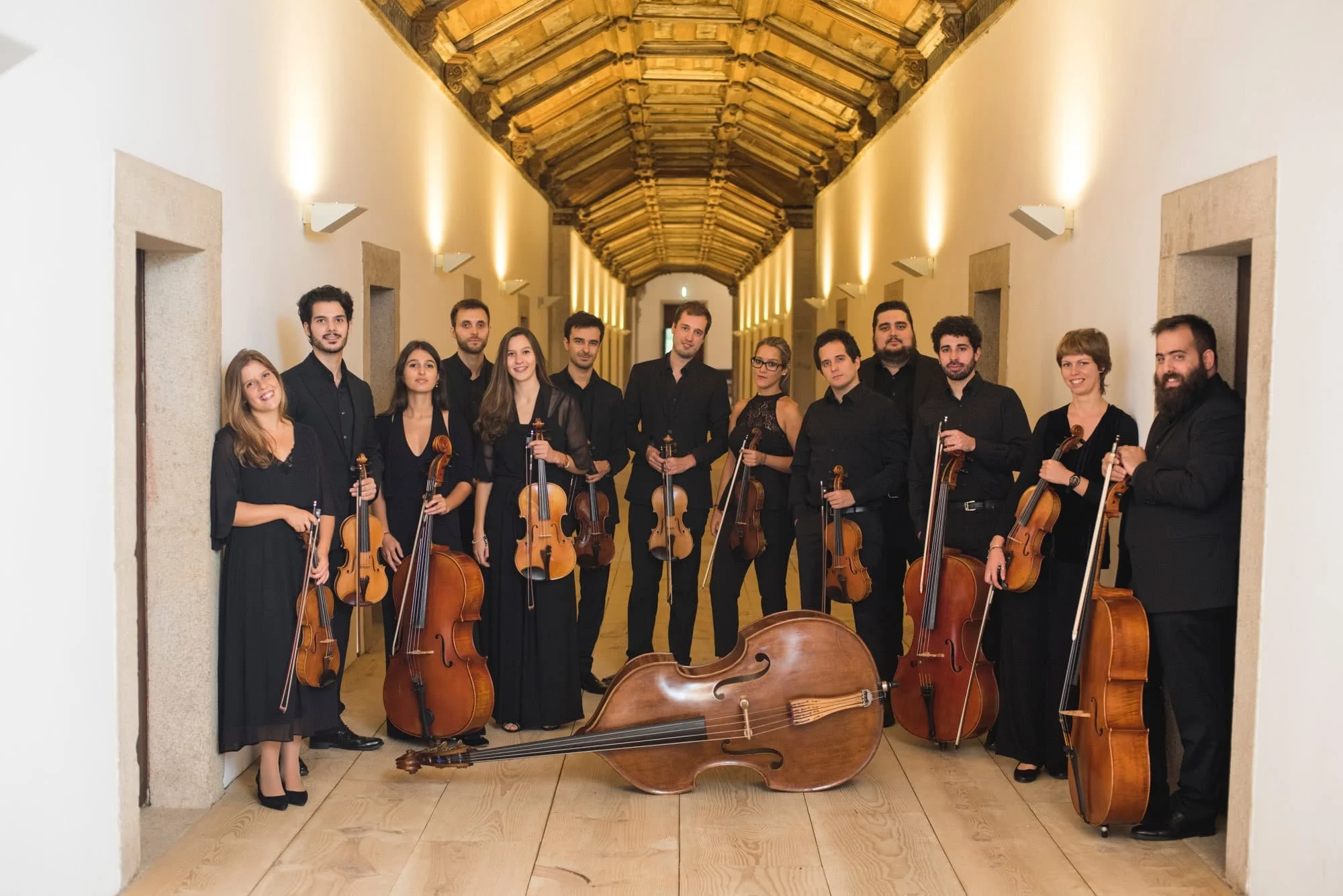 Grupo de instrumentistas da orquestra no Mosteiro de Tibães